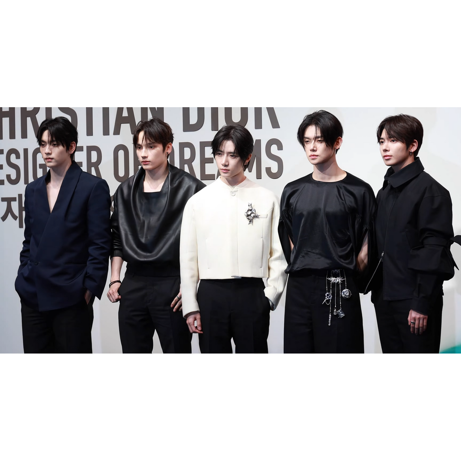 TOMORROW X TOGETHER group photograph
