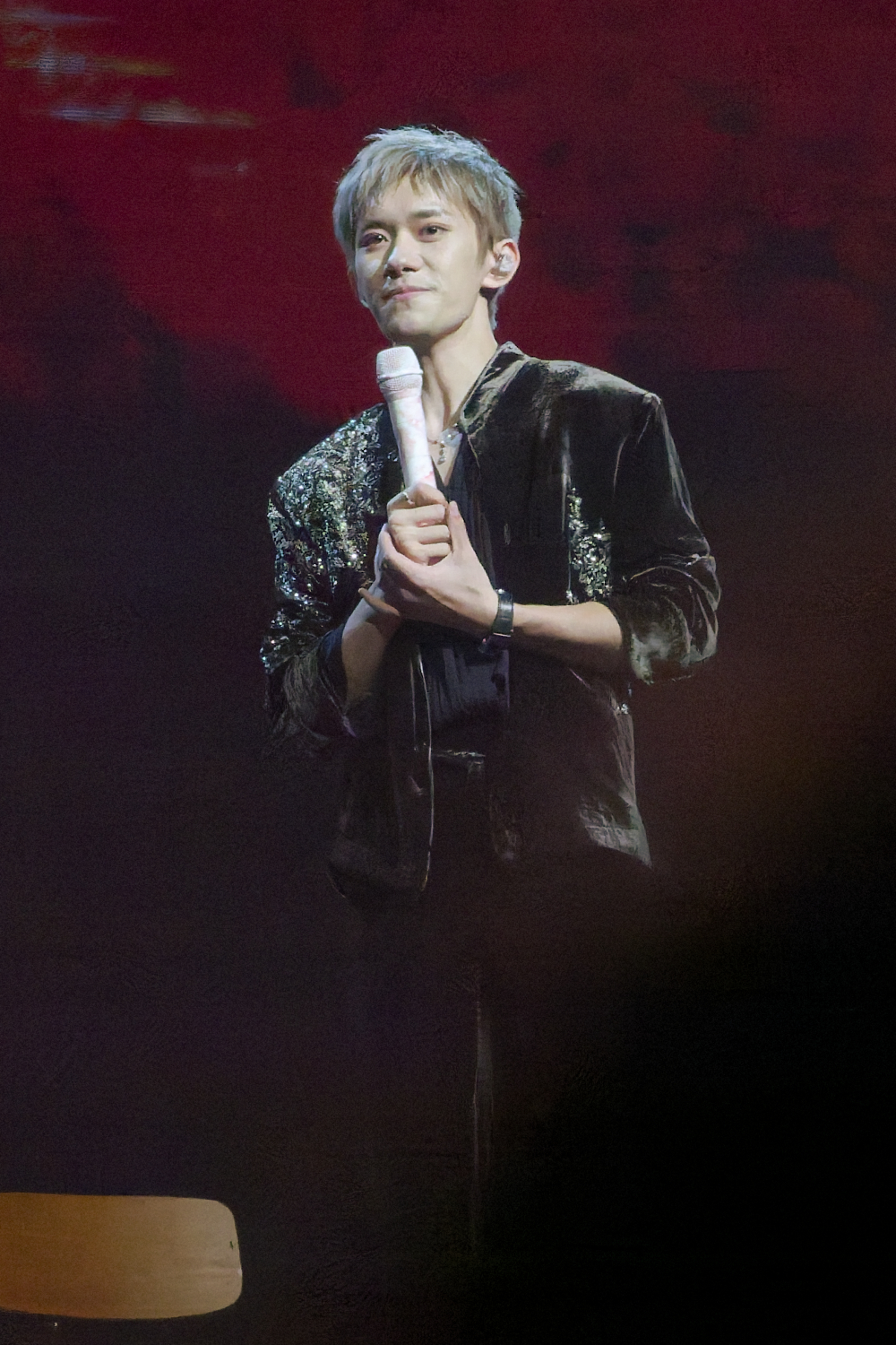 Jackson Yee performing at the Que Xue Concert in 2025